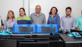Copercana e Canaoeste doam computadores para o CRAS de Sertãozinho